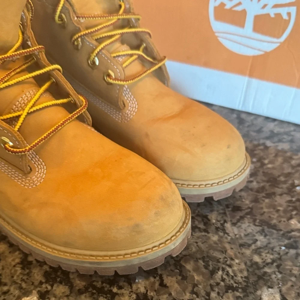 Timberland classic wheat nubuck Brown and Tan Boots 5 juniors EUC
